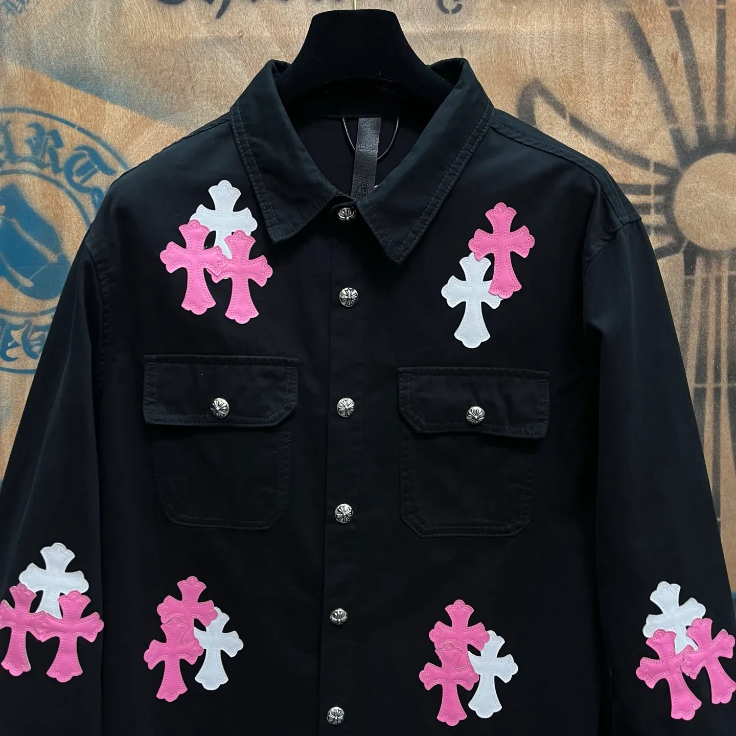 P610 Wang Zha has a new one! Heavy 15.5oz! Kill all market versions instantly! The price has bottomed out. Chrome Hearts Haute Couture Chrome Hearts patchwork leather denim jacket. The choice of high-grade twill denim custom-made fabrics is very important. It distinguishes the low version and wrong version of all pure black denim fabrics on the market. The cross patchwork leather is all imitation lambskin. All dyeing is completely restored without color difference. The inner leather label is first-layer calfskin. All hardware is 925 silver plated. It distinguishes all versions on the market. There is no better casual comparison in the market. Same style for men and women S-XL